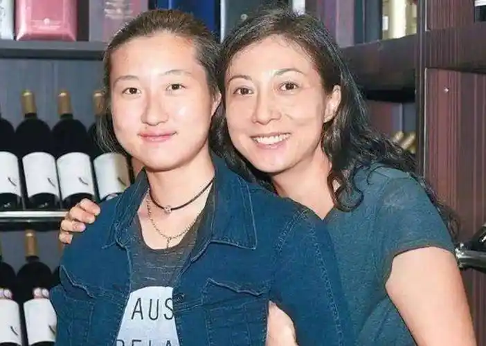 原创成龙70大寿私生女近照曝光24岁吴卓林流浪国外抽烟剃头引争议