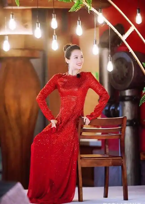 章子怡是真时尚!穿芭比粉连衣裙时尚到胃,凹凸感绝了_穿着_款式_服装