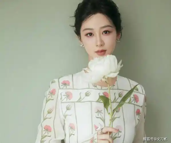 狐厂采访信息量大,曝光中生代戏霸流量小花撕番,杨紫又躺枪?