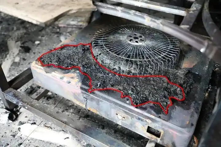 "接壶水"的功夫,烤火炉引燃了周边可燃物.