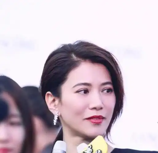 48岁袁咏仪穿一袭包臀长裙显高贵,扎低马尾发型高级漂亮,美腻了