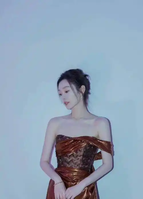 又是被宋轶美到的一天,曾谈理想型:安静成熟比我黑_白敬亭_戚薇_礼服