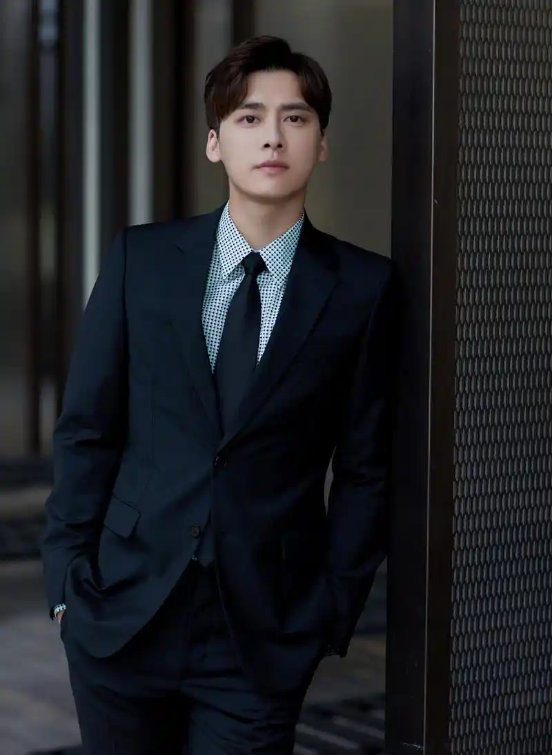 [消息]李易峰出席浙江卫视2021春季大片沟通会 现场带货喊话式安利