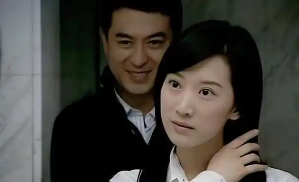 李念晒照庆39岁生日,首晒与三胎宝宝合照,女儿眼睛很大好像妈妈