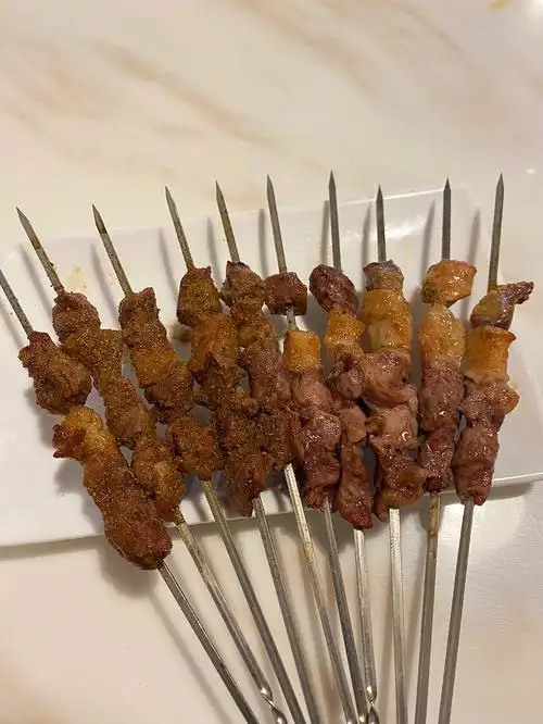 比牵着爱人的手一起逛超市更幸福的事是自己一个人吃烤串,嘻嘻