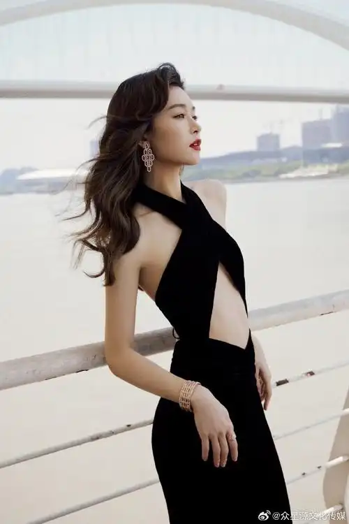 文咏珊是一位来自中国香港的女演员和模特,以其出众的颜值和身材在