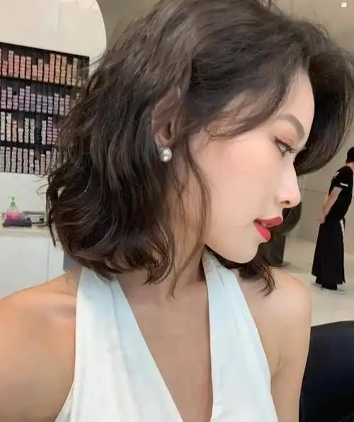 40岁女人,少留长发烫小卷!今年新推出的这3种发型,气质显年轻