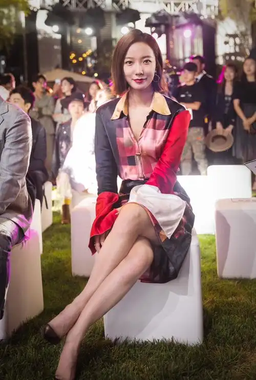 气质女神王珞丹优雅出席派对 网友大赞:身材完美!