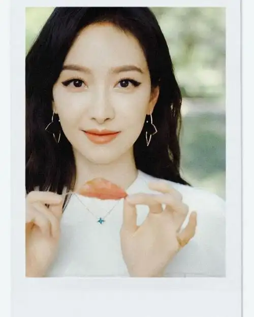 宋茜ins更新 930997  好美的代言人    #宋茜亚白披挂裙#sq#lv