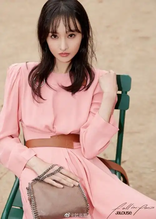 时尚潮人#郑爽亮相stella mccartney 2020 春夏时装秀,身穿粉色长裙