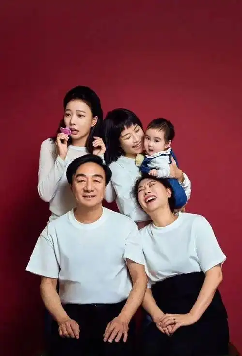 40岁王珞丹晒一家四口照被网友嘲笑丑妈妈姐姐风采依旧