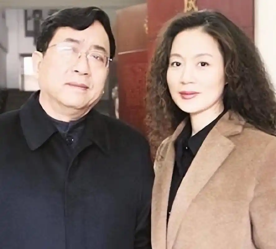 1992年,二婚后的余秋雨向马兰提出了一个是正常女人