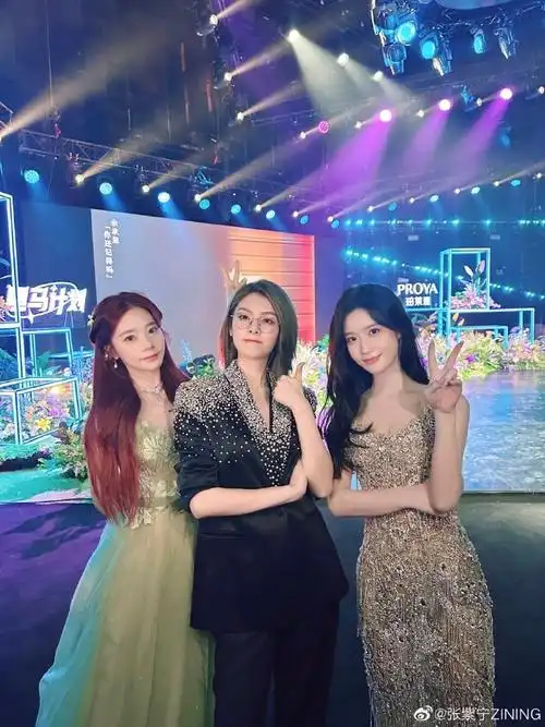 傅菁晒与张紫宁陈意涵合照##傅菁张紫宁陈意涵合照