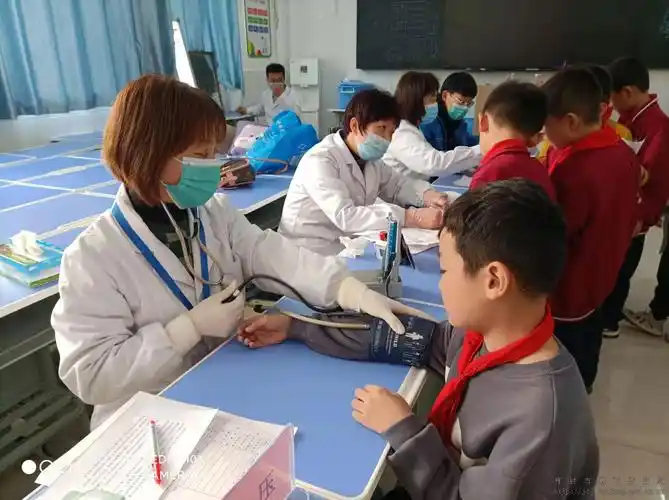 关爱学生呵护健康禹王台区中山路一小举行学生健康体检活动