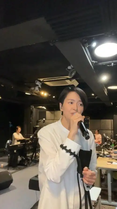 虽然偶像嗓子有点点不舒服,但丝毫不影响唱歌,依然美妙#梁咏琪时间遇