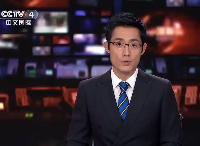 刘阳:不管帅不帅,入职中央台11年首次戴着眼镜主持《中国新闻》_节目
