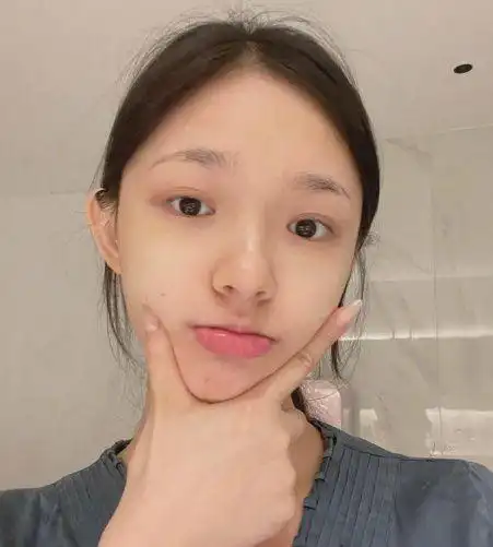 肤色均匀,皮肤也没有什么痘痘,双眼皮很靓眼.