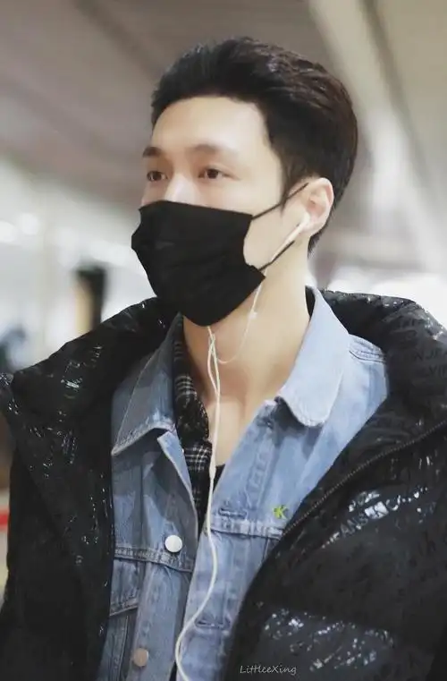 张艺兴机场照 梳着最野的背头 下面却.