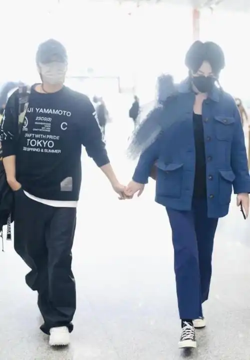 王菲秀恩爱后容光焕发!和谢霆锋手牵手走机场,梳丸子头美到不行