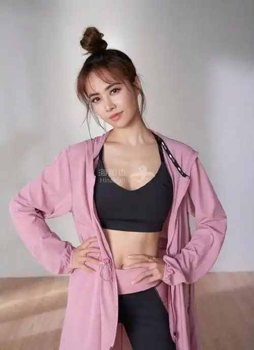 40岁蔡依林公开瑜伽健身照,马甲线清晰十足,4块腹肌谁不羡慕