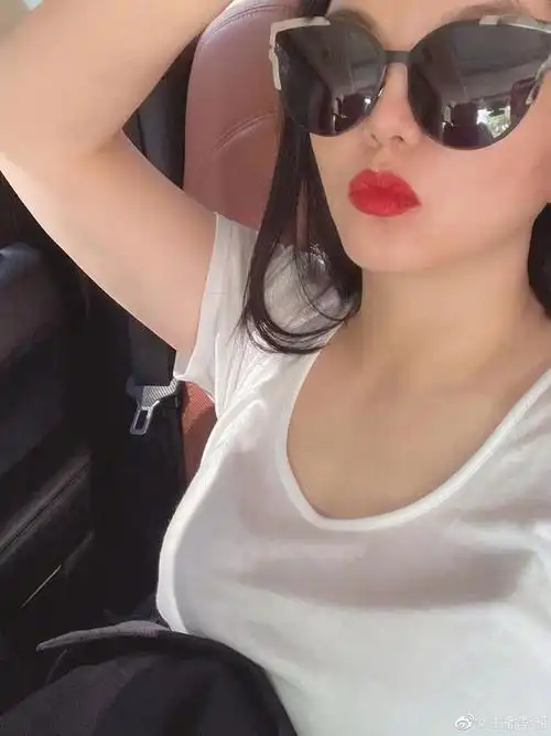 44岁李湘自拍瘦太多成功瘦到100斤颜值重回巅峰