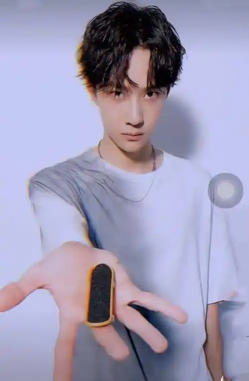 王一博,肖战发视频"庆七夕"!