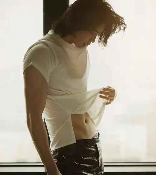 李钟硕的身材越来越好,这就是处在娱乐圈之中,不仅仅是女明星,男明星