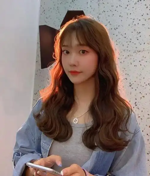 2021年流行的木马卷发型慵懒又显发量