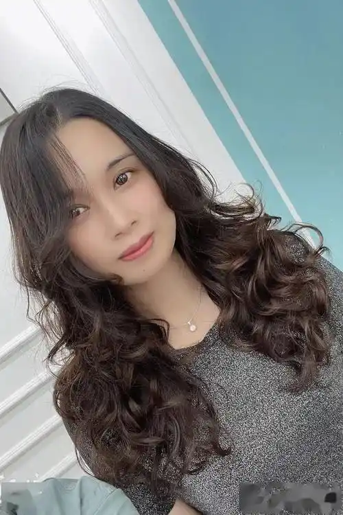 女人一过35岁发型就选烫卷卷洋气时尚很美满