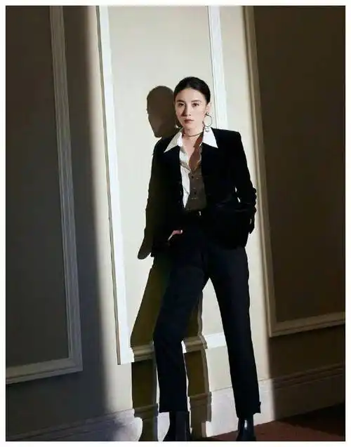 原创宋佳气场真强一袭干练西装亮相某活动让人印象深刻