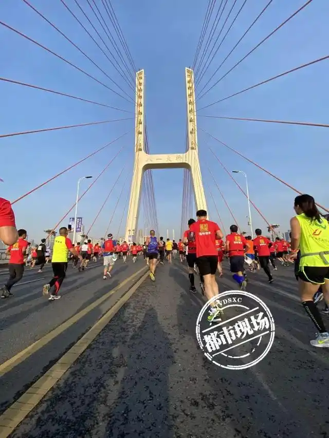 2019南昌国际马拉松鸣枪!两万五千名跑友用奔跑感受英雄城之美