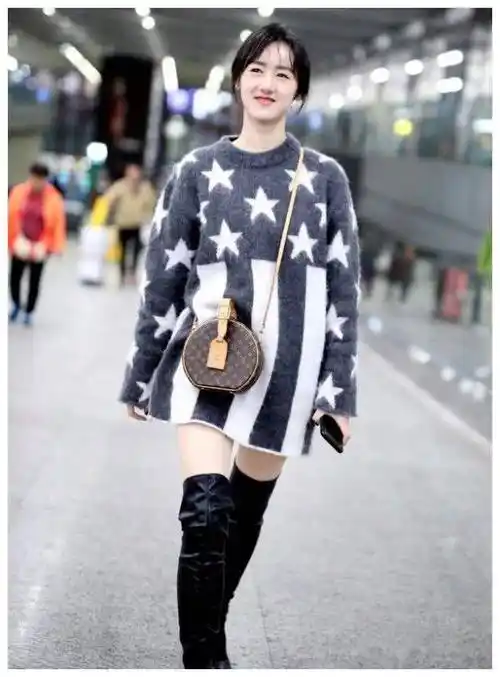 "丫头"只穿一件毛衣出门,还能把长靴穿成堆堆鞋,腿我可以_袁冰妍_黑色