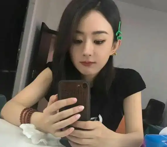 赵丽颖晒素颜旅行照片,与冯绍峰离婚后颜值逆袭,头小脸小更少女
