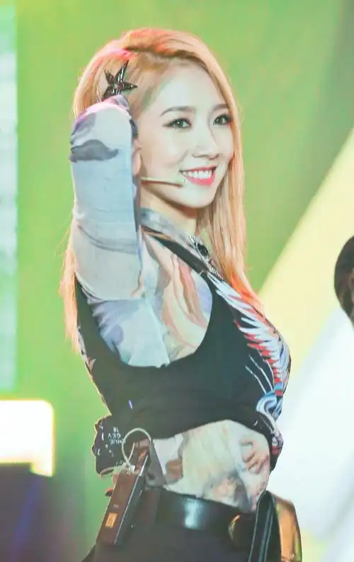 孟美岐御姐范舞台造型图片