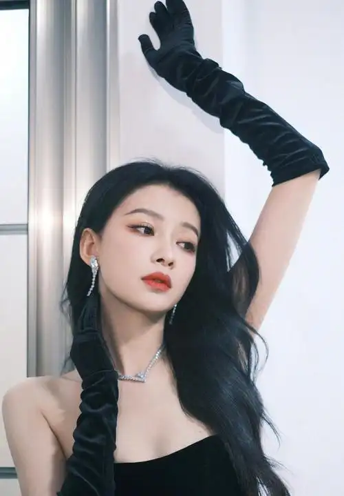 孙怡穿抹胸黑裙身材婀娜皮肤白皙美艳动人