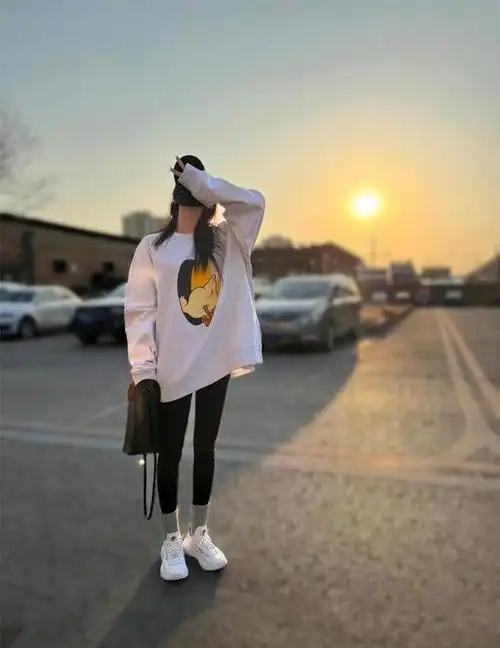 杨幂提前下班晒美照,白卫衣青春四溢,忙碌背后的小确幸?