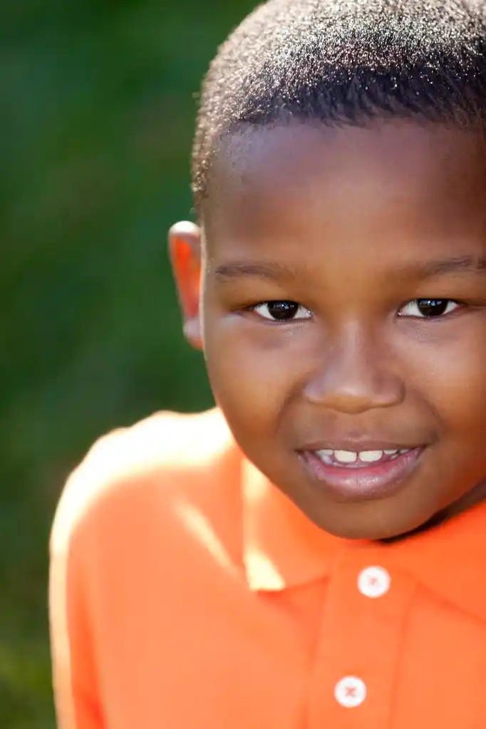 关闭了一个微笑的黑人小男孩头像