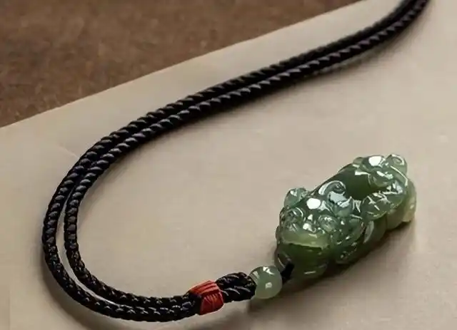 如果说女人适合戴翡翠饰品,那么玉挂件就是男人的专属了.