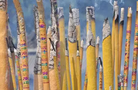 寺庙点香燃烧在中国寺庙的香火照片