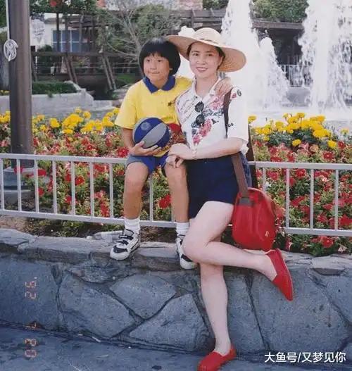 房祖名晒林凤娇白嫩长腿照还这样配文, 网友都喊他滚