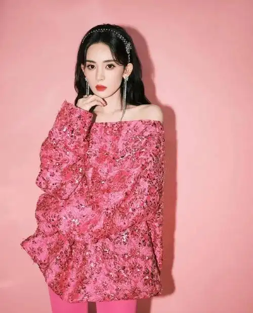 娜扎最新性感照被曝出,一袭粉色抹胸裙,纯净而性感,让人心醉|古力娜扎