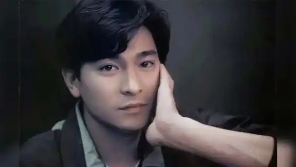 果不其然,在朱丽倩长期的陪伴下,刘德华走出了失恋的阴影,并且他也