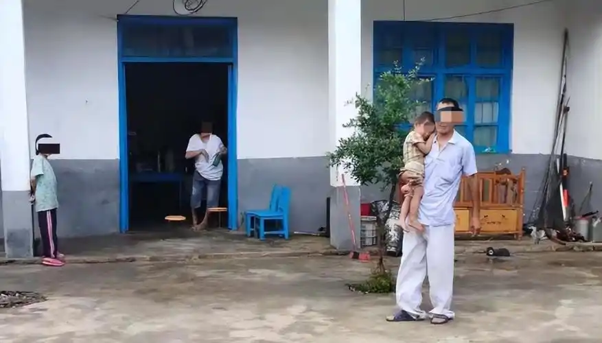 贵州夫妻17年间生下9女1男:被"繁殖癌"支配的家庭,我不忍看