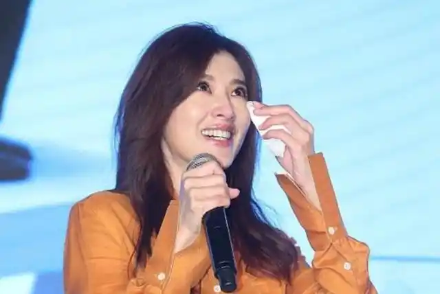 52岁的苏慧伦开演唱会了90后都不知道她是谁吧