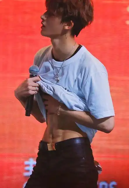 明星上演"腹肌杀",王嘉尔忍了,朱正廷忍了,看到他:招架不住