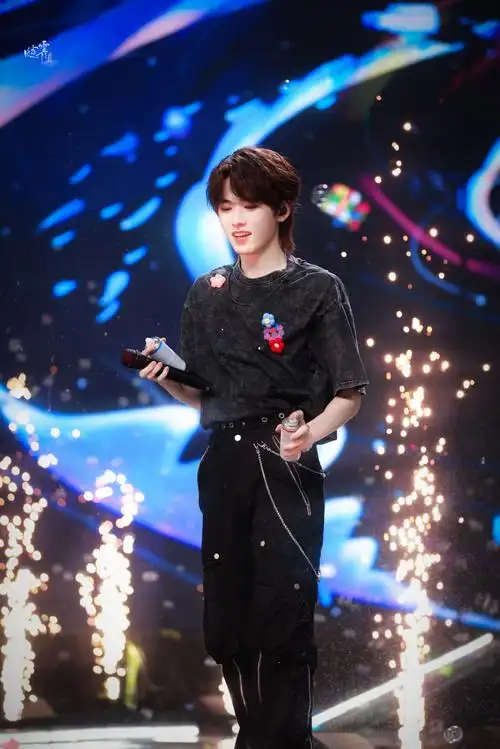 叁重楼暨出道四周年演唱会##时代少年团演唱会##宋亚轩solo舞台不枉