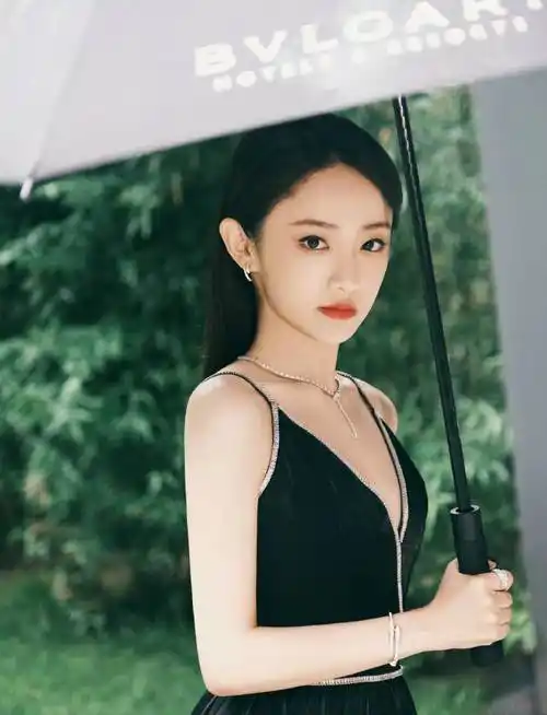 吴佳怡穿黑色裸背吊带裙,,尽显迷人魅力!_那江_宝格丽_内地