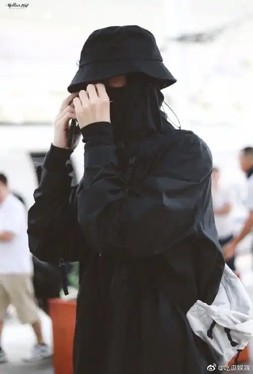 王一博机场养蜂人造型