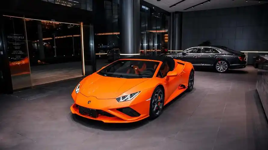 兰博基尼huracan 敞篷版性能一流内饰科技感强