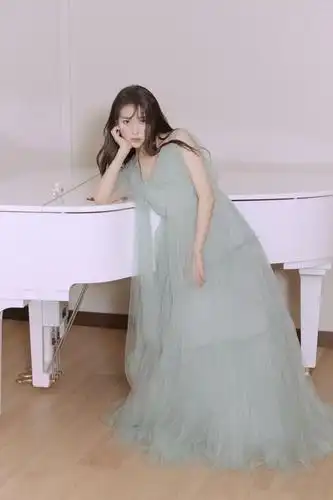 李知恩薄荷绿纱裙拍写真纯白干净的居家风随意躺卧气质出众